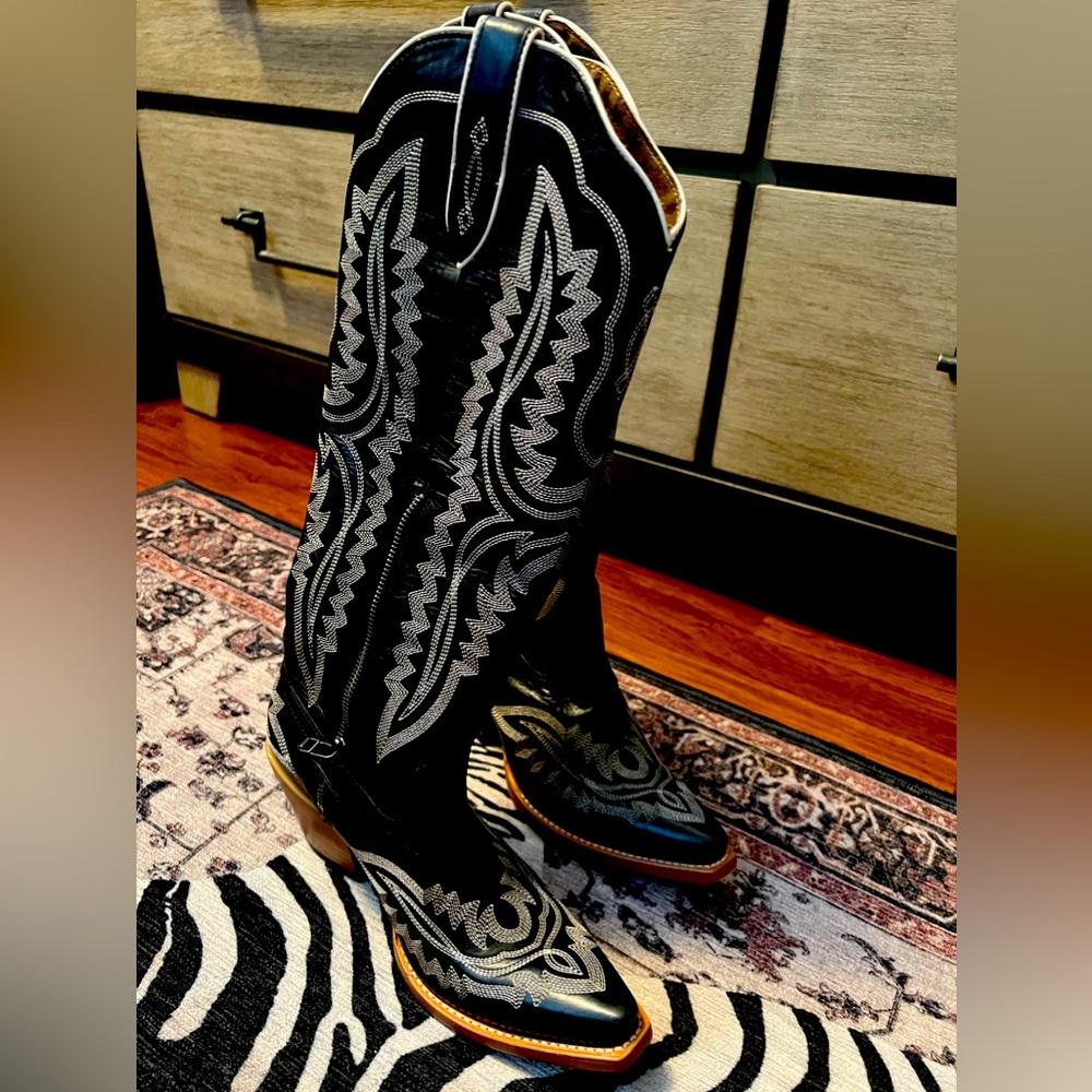 Gorgeous leather western boots with stitching